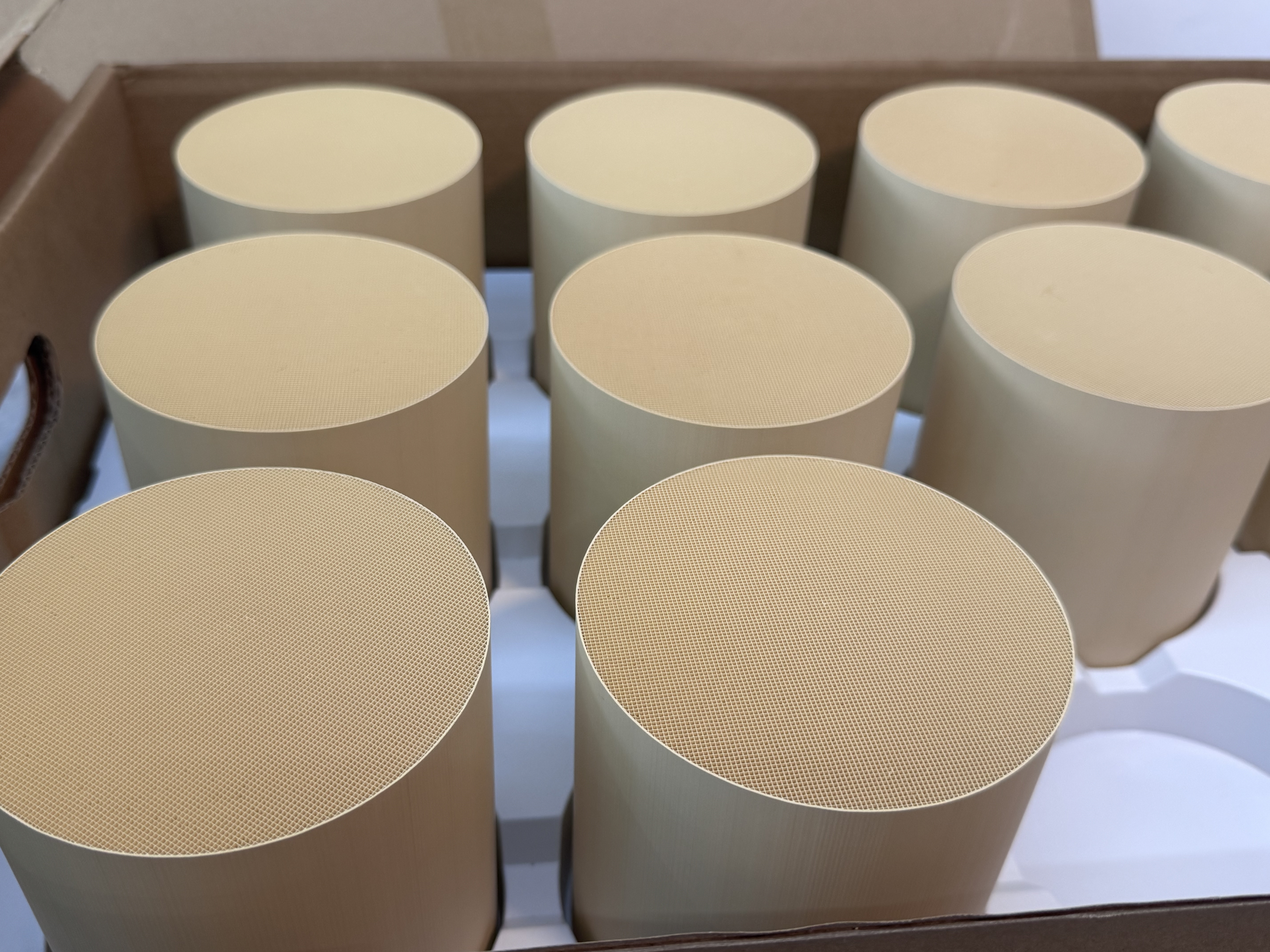 Blog perusahaan terbaru tentang Pemurnian Knalpot Sepeda Motor: Analisis Durabilitas Katalis TWC Ringkas yang Dirancang untuk Berbagai Kapasitas Mesin